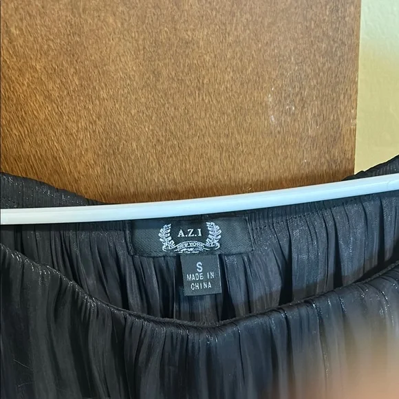 Elegant Black Off-Shoulder Top - Picture 2 of 4